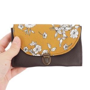 Porte monnaie femme attache cartable simili cuir marron ébène et tissu imprimé moutarde