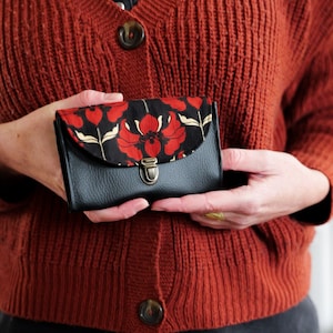 Porte monnaie femme attache cartable Aline simili cuir noir et tissu imprimé rouge bordeaux fleurs