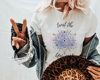 Trust the Universe Tee: Mystisches Pastell Aquarell Grafik T-Shirt