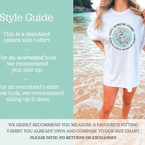 Op de afbeelding: Stijlhandleiding voor een wit T-shirt met een zeemeermin-afbeelding en de tekst "LOVE SUPREME STORE for lovers, seekers, dreamers & wanderers". De handleiding adviseert om een maat groter te nemen voor een oversized look.