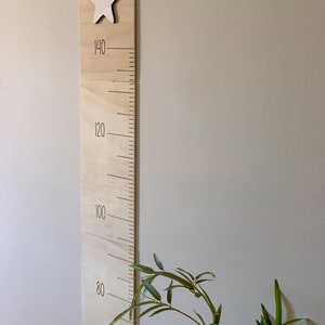 Règle de croissance - Tableau de croissance personnalisé en bois - Décoration de chambre d'enfant neutre - Minimaliste - Croissance familiale en bois image 2