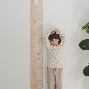 Höhenlineal – personalisierter Wachstumsrekord aus Holz – Wachstumskarte – neutrales Kinderzimmer-Dekor – minimalistisch – Familienwachstum aus Holz