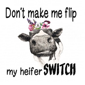Könnte beinhalten: Eine schwarz-weiße Kuh mit einer Blumenkrone, die mit einem verspielten Ausdruck in die Kamera schaut. Der Text "Don't make me flip my heifer switch" ist in schwarzen Buchstaben geschrieben.