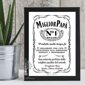 Può includere: Stampa incorniciata in bianco e nero con un'etichetta in stile vintage che recita "Miglior Papà N°1 Brand". L'etichetta contiene testo in italiano che si traduce in "Miglior Papà N°1 Brand". Il testo recita "Prodotto molto tempo fa Migliorato con l'età Invecchiato alla perfezione Semplice e insuperabile Una miscela perfetta delle migliori qualità del mondo Ti vogliamo Bene Giada, Marco & Giulia Officina del bosco".