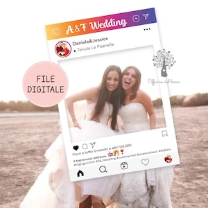 Può includere: Un fotogramma digitale per cabina fotografica con sfondo bianco e un bordo colorato in stile Instagram. Il fotogramma presenta una foto di due spose in abiti da sposa bianchi, con il testo "A&F Wedding" e "Daniele&Jessica" in alto. Il testo "Tenuta Le Pisanelle" è sotto i nomi. Il fotogramma include anche un cuore, una bolla di commento, un aeroplano di carta, una casa, una lente d'ingrandimento e un pulsante di riproduzione.