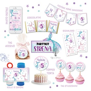 Può includere: Un kit per feste con tema sirenetta con una varietà di articoli, tra cui un invito digitale, involucri per barrette di cioccolato, uno striscione, un'etichetta, un adesivo, un kit per feste, un topper per torta e topper per cupcake. Il kit presenta una sirenetta con una coda viola e uno sfondo rosa e blu. Il testo "Matilde 5" appare su tutto il kit.