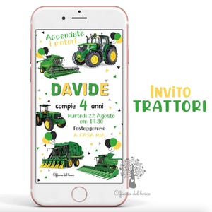 May include: A digital invitation displayed on a smartphone screen featuring green tractors and farm machinery, with the text Accendete i motori, DAVIDE compie 4 anni, Marted&igrave; 22 Agosto ore 19.30, Festeggeremo A CASA MIA, and Officina del bosco.