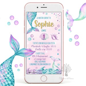 Può includere: Una coda di sirena rosa e blu con uno schermo di smartphone che mostra un invito di compleanno per Sophie. L'invito è per una festa il 4 luglio 2023 alle 19:00 al Riva Restaurant and Lounge Bar. L'invito è decorato con conchiglie, stelle e bolle.