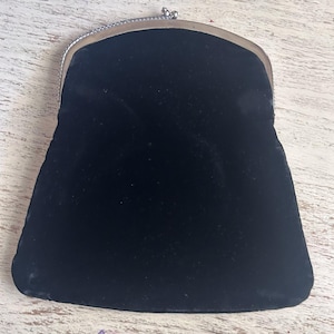 Cartera de mano plegable vintage de terciopelo negro de MCM con diamantes de imitación con cierre de beso
