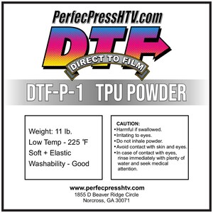 K&ouml;nnte beinhalten: Ein wei&szlig;es Etikett mit schwarzem Text, das DTF-P-1 TPU Powder beschreibt. Das Etikett enth&auml;lt Informationen &uuml;ber das Gewicht, die Temperatur, die Textur und die Waschbarkeit des Produkts. Es enth&auml;lt auch einen Warnhinweis mit Sicherheitshinweisen. Das Etikett enth&auml;lt die Website-Adresse und die physische Adresse von PerfecPressHTV.com.