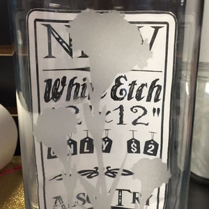 Puede incluir: Un jarr&oacute;n de vidrio transparente con un dise&ntilde;o de flores grabado en blanco y el texto "New White Etch 12" Only 2&euro; Tambi&eacute;n prueba Diamond Etch 12"