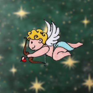 Puede incluir: Un cupido de dibujos animados con cabello rubio, alas blancas y un arco y flecha marrones. El cupido está volando por el aire y tiene un corazón rojo en la flecha. El fondo es un patrón de estrellas verde y blanco.