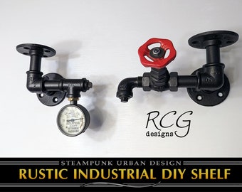 Pode incluir: Duas prateleiras de tubo de metal preto com acentos industriais. Uma prateleira apresenta uma válvula vermelha e a outra tem um medidor redondo. As prateleiras são etiquetadas como "STEAMPUNK URBAN DESIGN RUSTIC INDUSTRIAL DIY SHELF" e "RCG designs".