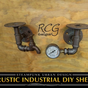 Peut inclure: Deux étagères industrielles rustiques en tuyau avec un tuyau noir et une bride noire. Les étagères sont montées sur un mur en bois. Les étagères sont équipées d'un robinet noir et d'une jauge noire. Le texte "RCG designs" est visible sur l'image. Le texte "STEAMPUNK URBAN DESIGN" et "RUSTIC INDUSTRIAL DIY SHELF" est visible en bas de l'image.