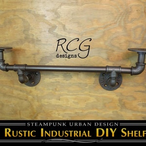 以下が含まれることがあります： 黒い鉄パイプで作られた素朴な工業用DIY棚。棚は2段になっており、木製の壁に取り付けられています。棚の下には「STEAMPUNK URBAN DESIGN」と「RUSTIC INDUSTRIAL DIY SHELF」の文字が見えます。