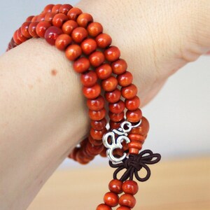 Orangefarbene Meditationsperlen mit Om Anhänger - KOSTENLOSER VERSAND - Buddhistische Gebetskette - Malas - Meditationskarte - Halskette oder Armband - Unisex