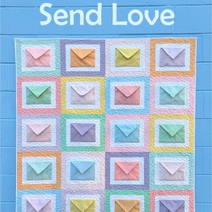 Può includere: Una colorata trapunta con un motivo ripetuto di buste dai colori pastello. La trapunta presenta quadrati rosa, arancioni, gialli, verdi, blu e viola, ognuno contenente una busta piegata. Le parole "Send Love" sono in alto.