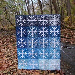 PAPER Snowfall Quilt Pattern by Slice of Pi Quilts [Winter ombre snowflake quilt pattern]