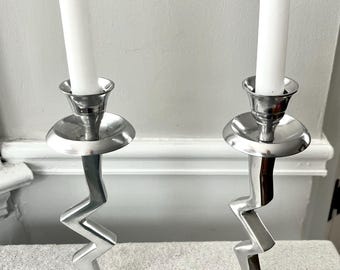 Par de candelabros vintage posmodernos en zigzag de plata.