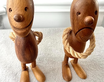 Pareja de figuras danesas modernas de teca, un optimista y un pesimista. Fabricadas en Filipinas.