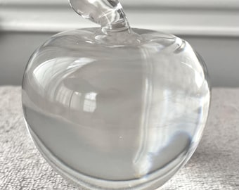 Pisapapeles de cristal con forma de manzana de Tiffany & Co. vintage.