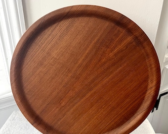 Bandeja vintage danesa de chapa de teca en madera redonda MCM atribuida a Ary-NYBRO, Suecia.