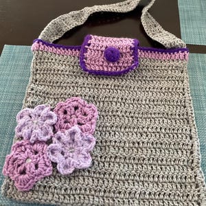Bolso pequeño tejido a crochet hecho a mano.