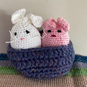 Crocheted bunnies in basket.