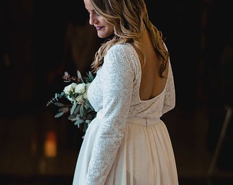 Plus size wedding dress: bridal bodysuit with open back and long sleeves + long tulle skirt simple and elegant for garden wedding or boho