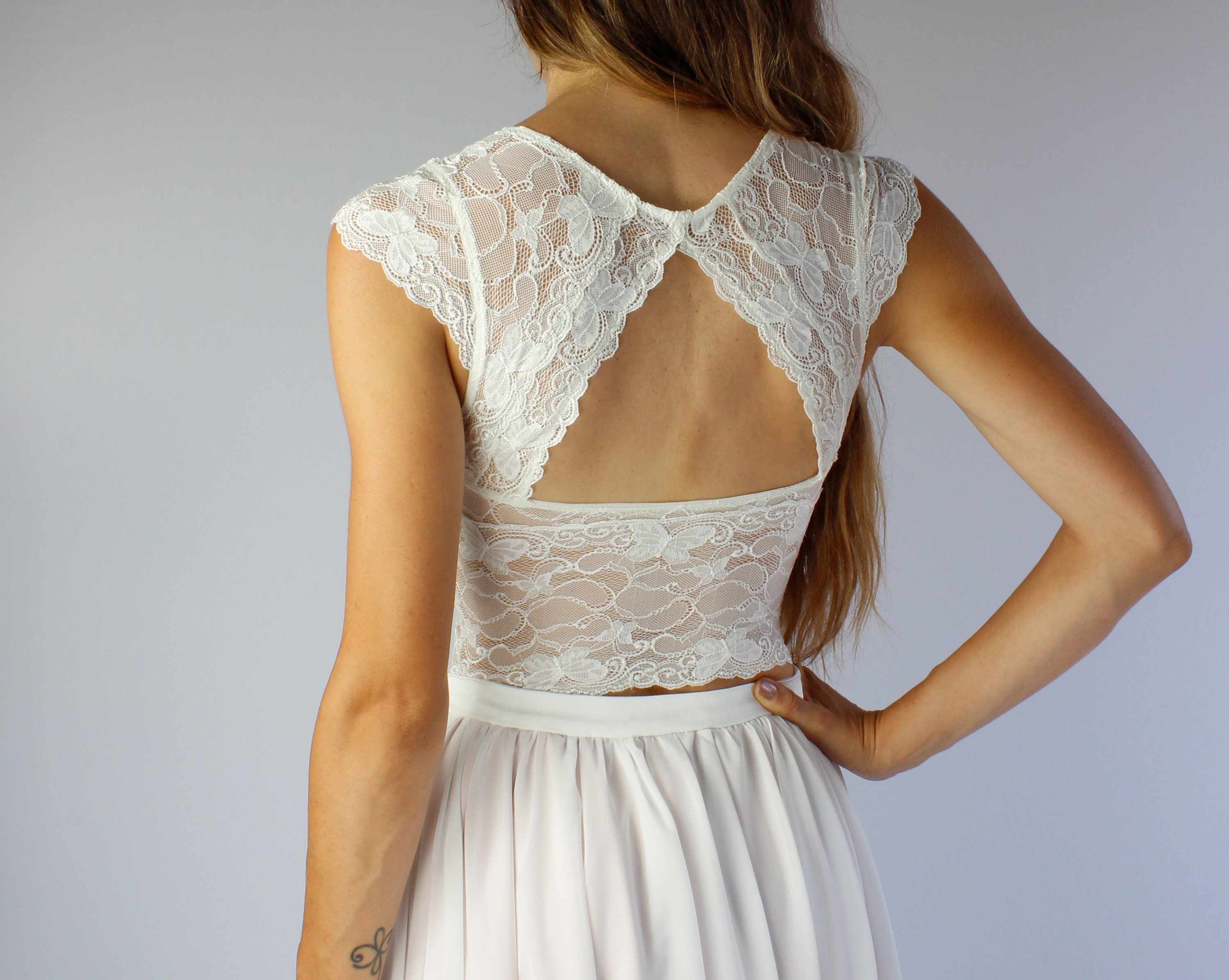 Lace crop top with short sleeves