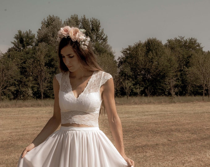 Rustic wedding dress composed by a stretch lace bridal crop top and a chiffon wedding skirt