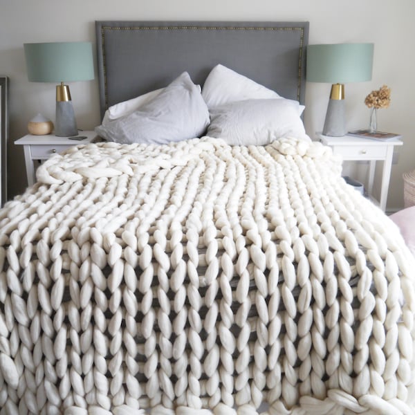 White chunky knit blanket - Chunky knit throw - White knit blanket - extreme knit blanket - merino wool blanket - Beautiful wedding gift