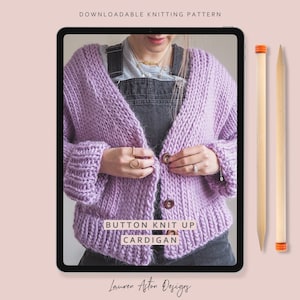 Puede incluir: Un patrón de tejido de punto descargable para un cárdigan de punto con botones de color morado. El patrón está disponible en la pantalla de una tableta con el texto "Button Knit Up Cardigan" y "Lauren Acton Designs".