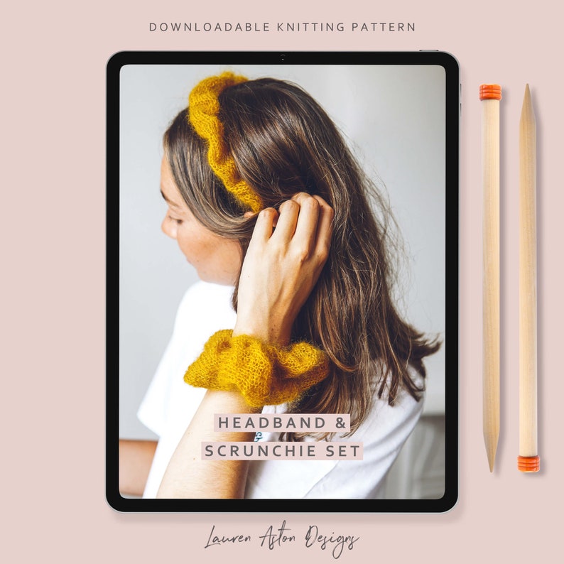 K&ouml;nnte beinhalten: Ein digitales Tablet zeigt ein Strickmuster f&uuml;r ein Stirnband- und Haargummi-Set. Das Muster hei&szlig;t "Headband & Scrunchie Set" und stammt von Lauren Acton Designs. Das Bild zeigt eine Frau, die das Stirnband und das Haargummi tr&auml;gt, die beide in einem Senfgelb gehalten sind.