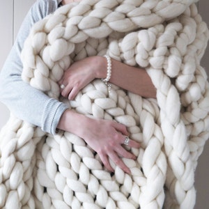 White chunky knit blanket Chunky knit throw White knit blanket extreme knit blanket merino wool blanket Beautiful wedding gift image 3