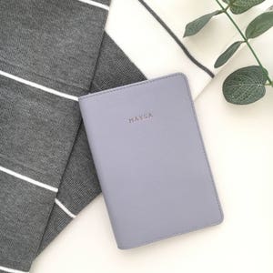 Blauw lavendel (corsa) monogram paspoort - gepersonaliseerde leren paspoorthouder - paspoorthoesjes - paspoortomslag - cadeau-idee - huwelijksgeschenken