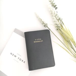 Funda para pasaporte, Porta pasaporte con monograma, Porta pasaporte de cuero personalizado, Estuches para pasaporte, Regalos de boda (Ash Saffiano)