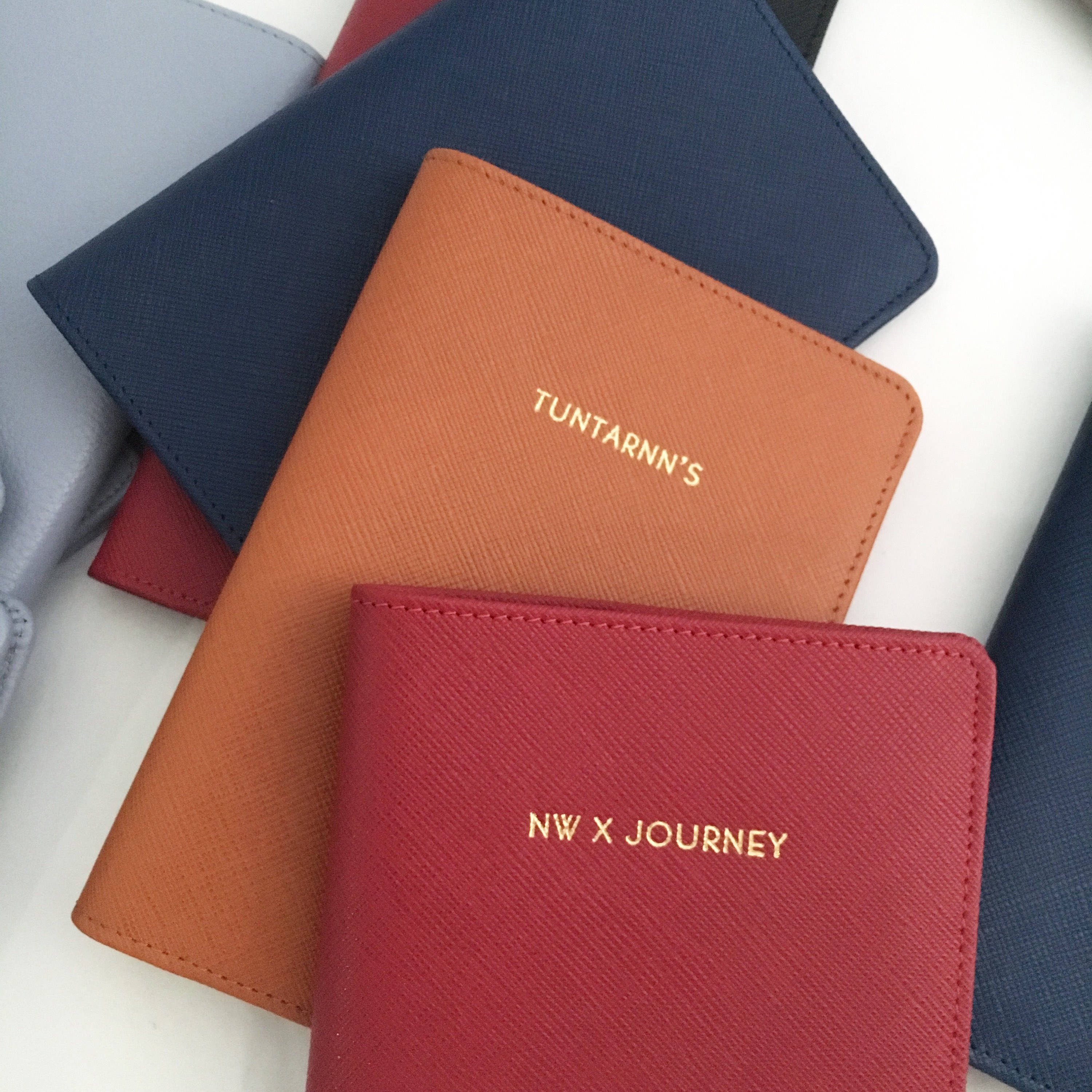 Monogram leather passport holder tan grain – Totême