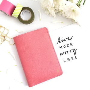 Funda para pasaporte con flamenco (saffiano), Pasaporte con monograma, Porta pasaporte de cuero personalizado, Regalos de boda