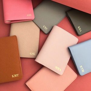Envío GRATIS! para pedidos >35 USD - Funda para pasaporte - Funda para pasaporte con monograma - Funda para pasaporte de cuero personalizada (fuente clásica)