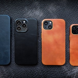 Pu&ograve; includere: Quattro custodie per telefono di diversi colori, tutte con un design simile. Le custodie sono nere, blu scuro, marroni e marrone chiaro. Ogni custodia ha un rialzo della fotocamera rialzato con tre obiettivi.