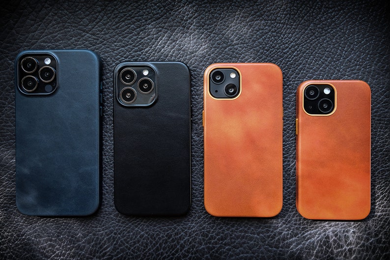 Pu&ograve; includere: Quattro custodie per telefono di diversi colori, tutte con un design simile. Le custodie sono nere, blu scuro, marroni e marrone chiaro. Ogni custodia ha un rialzo della fotocamera rialzato con tre obiettivi.