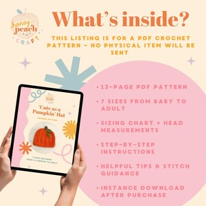 Puede incluir: Una tableta muestra un patr&oacute;n de ganchillo para un sombrero de calabaza. La imagen incluye el texto: "What's inside?" y detalles sobre el patr&oacute;n, incluyendo 7 tallas de beb&eacute; a adulto, tablas de tallas e instrucciones paso a paso. El fondo es melocot&oacute;n claro con elementos decorativos.