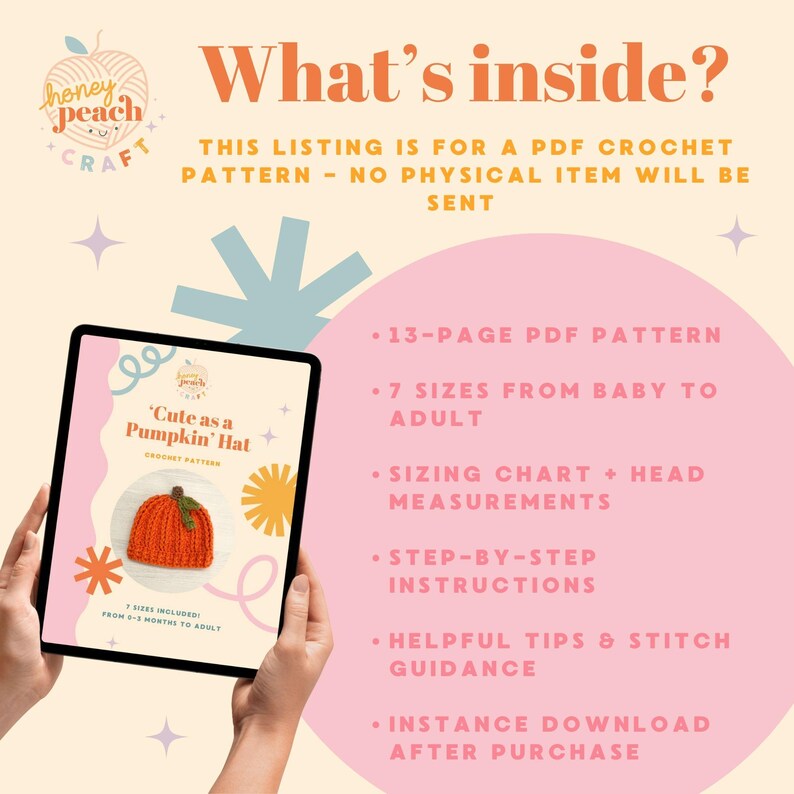 Puede incluir: Una tableta muestra un patr&oacute;n de ganchillo para un sombrero de calabaza. La imagen incluye el texto: "What's inside?" y detalles sobre el patr&oacute;n, incluyendo 7 tallas de beb&eacute; a adulto, tablas de tallas e instrucciones paso a paso. El fondo es melocot&oacute;n claro con elementos decorativos.