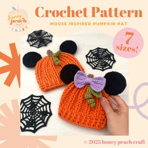 Puede incluir: Un patrón de ganchillo de un sombrero de calabaza naranja con orejas de ratón negras y un tallo verde. El sombrero tiene un lazo morado y se muestra con decoraciones de telarañas negras. El texto dice "Crochet Pattern" y "Mouse Inspired Pumpkin Hat".