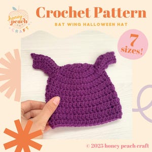 Puede incluir: Un gorro de Halloween con alas de murciélago morado tejido a crochet. El gorro está hecho a mano y presenta alas de murciélago en la parte superior. La imagen incluye el texto "Crochet Pattern" y "7 sizes!".