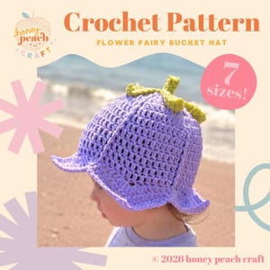 Könnte beinhalten: Ein gehäkelter lavendelfarbener Flower Fairy Bucket Hat mit grünen Akzenten. Der Hut ist so gestaltet, dass er einer Blume ähnelt und wird auf einem Kind gezeigt. Das Bild enthält den Text "Crochet Pattern" und "7 Größen!"