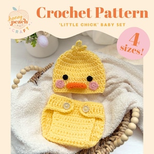 Op de afbeelding: Een gehaakte baby set in geel, die op een kuiken lijkt, inclusief een hoed en een luierbroekje. De hoed heeft een snavel, roze wangen en zwarte ogen. De tekst "Crochet Pattern" en "'LITTLE CHICK' BABY SET" zijn zichtbaar. Verkrijgbaar in 4 maten.
