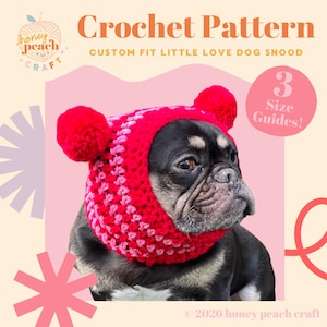Puede incluir: Un perro con un snood de ganchillo rojo y rosa con dos pompones. El snood es un ajuste personalizado para perros. La imagen incluye el texto "Crochet Pattern" y "Custom Fit Little Love Dog Snood".