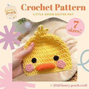 Op de afbeelding: Een gele gehaakte Little Chick Paashaat met zwarte ogen, een oranje snavel en roze wangen. De hoed is handgemaakt en bevat de tekst "Crochet Pattern" en "7 sizes!". Het ontwerp is van Honey Peach Craft.